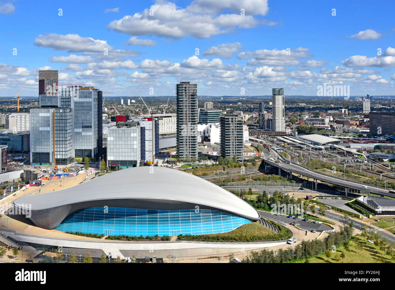 Antenna di sviluppo urbano Stratford East London station & skyline intorno a Queen Elizabeth Olympic Park & London Aquatics Centre Newham Regno Unito Foto Stock