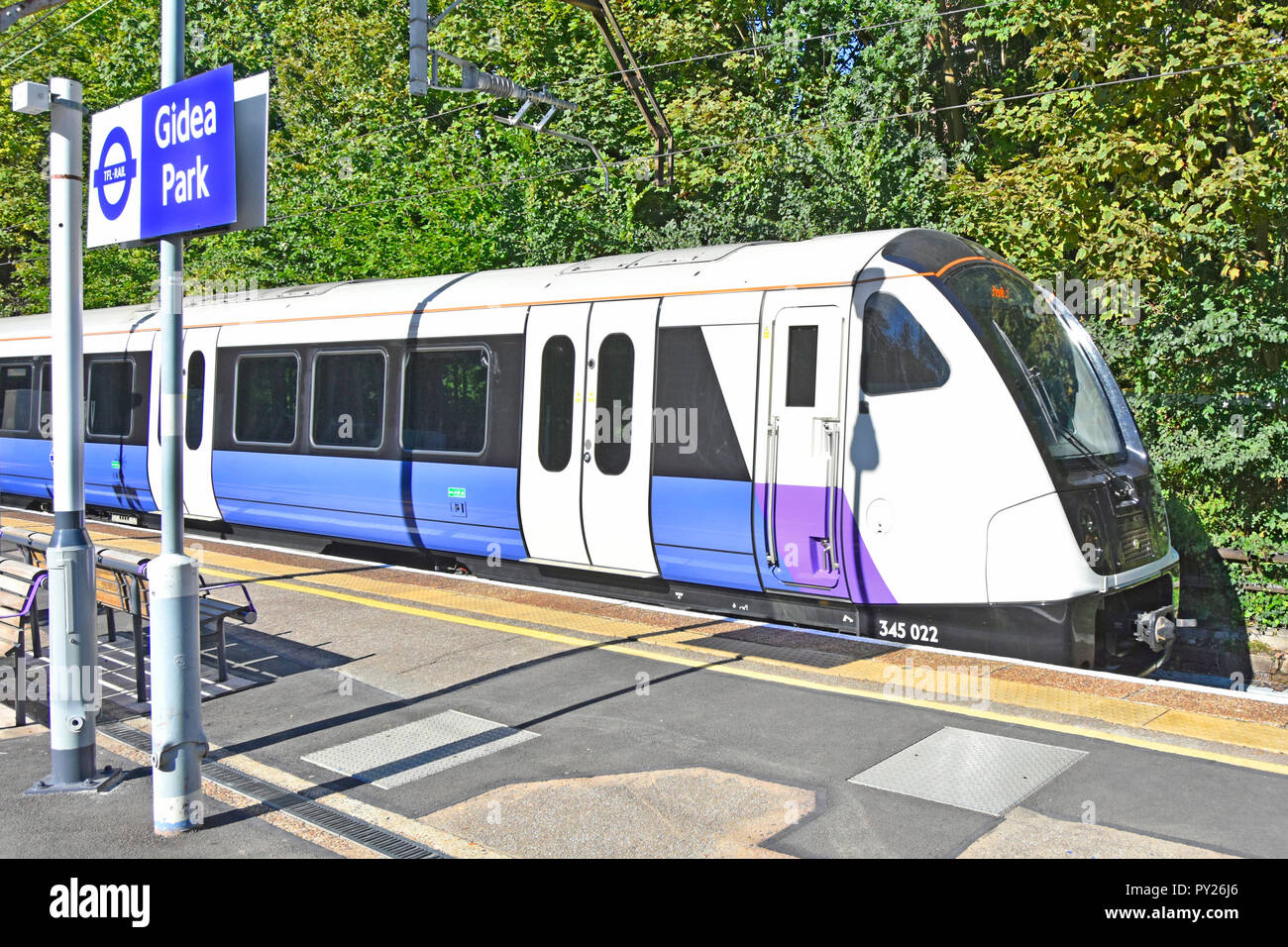 Treno Crossrail Gidea Park tfl Elizabeth linea stazione ferroviaria piattaforma dei trasporti pubblici di Londra Liverpool Street nuovi moderni treni pendolari REGNO UNITO Foto Stock