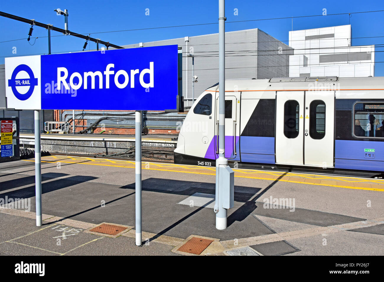 Treno Crossrail Romford tfl Elizabeth linea stazione ferroviaria piattaforma dei trasporti pubblici di Londra Liverpool Street nuovi moderni treni pendolari REGNO UNITO Foto Stock
