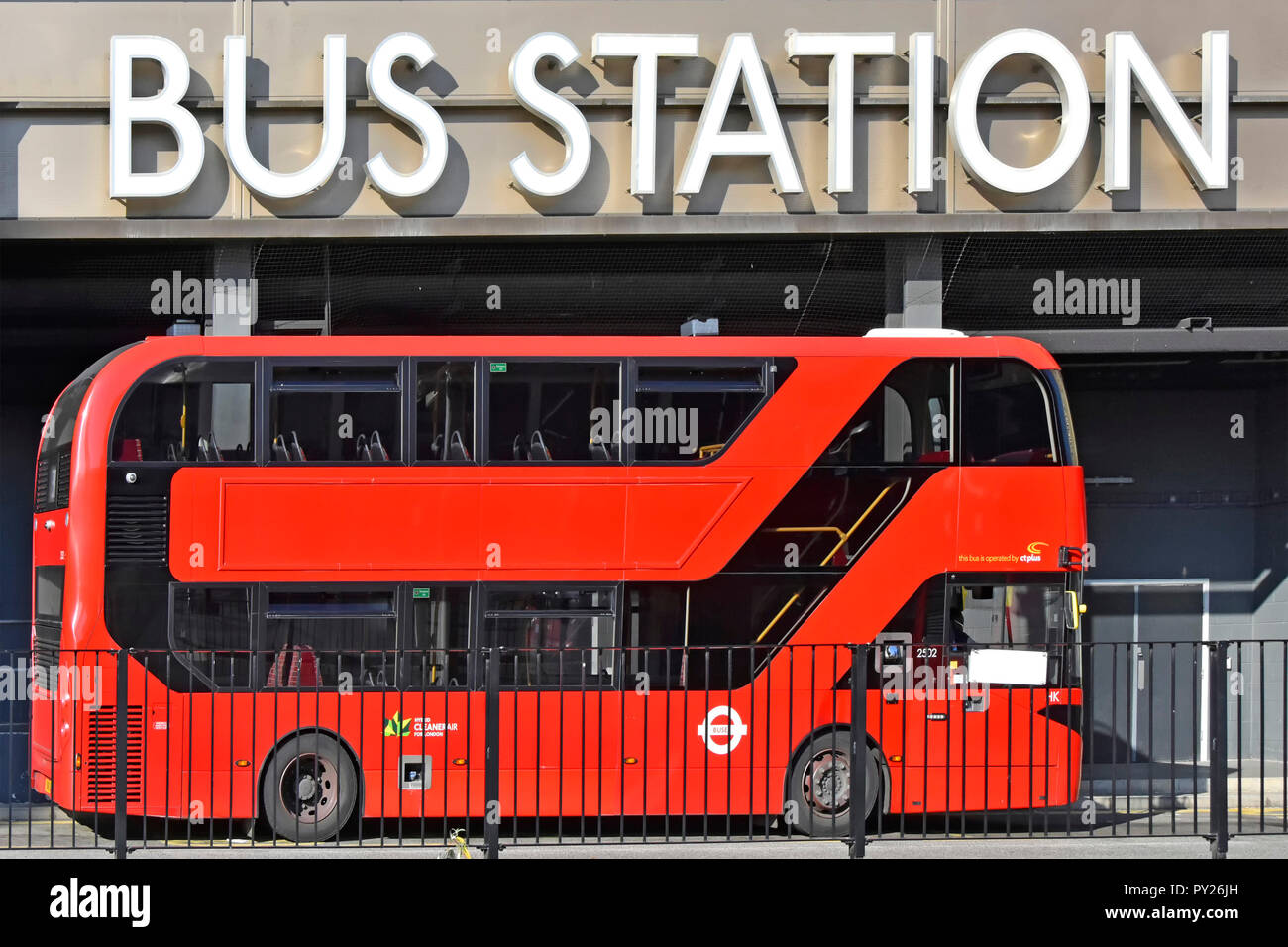 La stazione di autobus sign & vista laterale red London double decker trasporto pubblico tfl fermata bus zona al di fuori il centro commerciale Westfield Stratford City Inghilterra REGNO UNITO Foto Stock