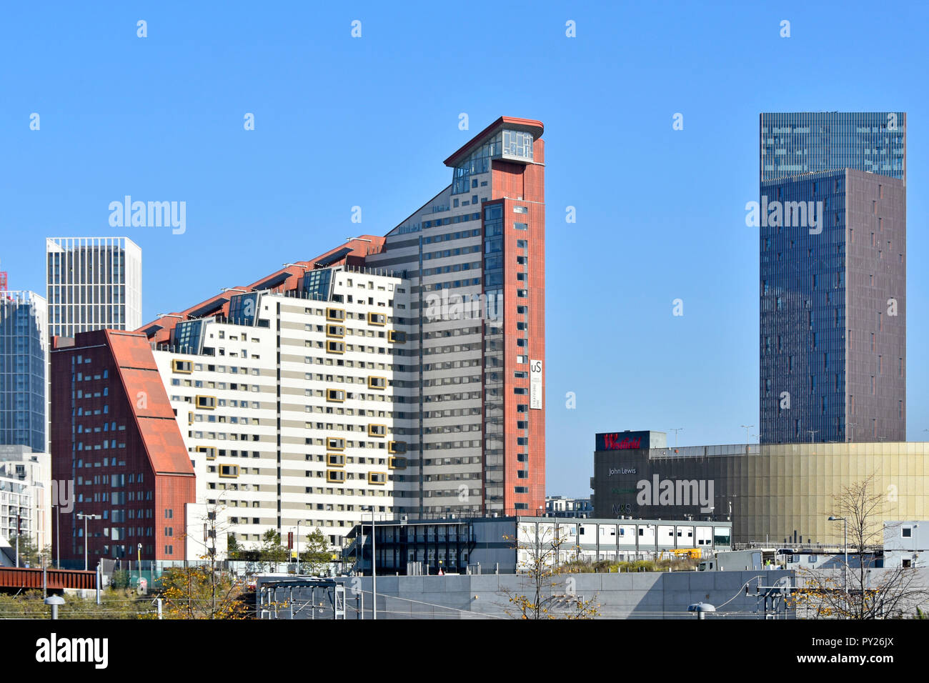 La città di Stratford East London development elevato aumento skyline presso la Queen Elizabeth Olympic Park & Westfield studenti appartamenti & moderno appartamento edificio UK Foto Stock