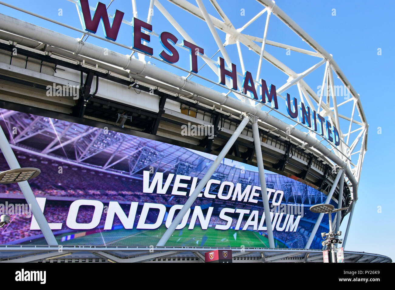 Segno di benvenuto per lo stadio di Londra sul gigante esterna dello schermo televisivo al di sotto di West Ham United sign stadio olimpico Queen Elizabeth Olympic Park England Regno Unito Foto Stock