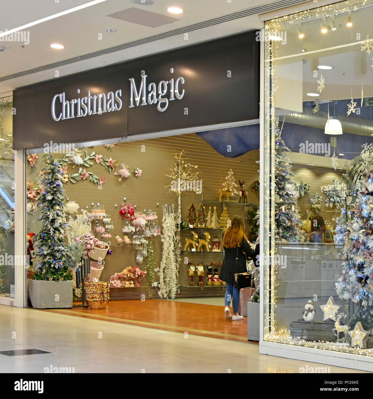 La magia del Natale decorazioni negozio lights & alberi in UK pop up shop retail business centro commerciale Lakeside Shopping Centre Thurrock Essex REGNO UNITO Foto Stock