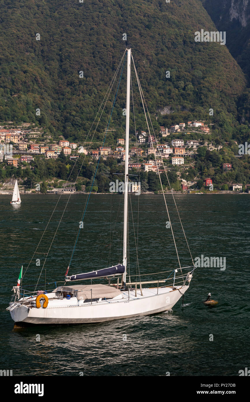 Yacht ormeggiati a Laglio sul Lago di Como in montagna italiana Foto Stock