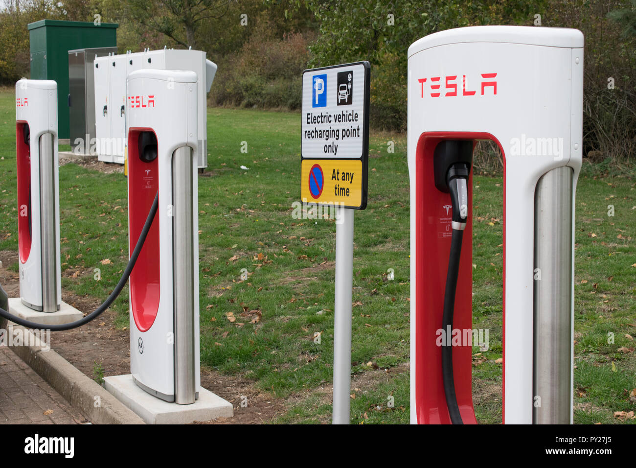 Stazione di servizio autostradale di ricarica per Tesla auto elettrica Foto Stock