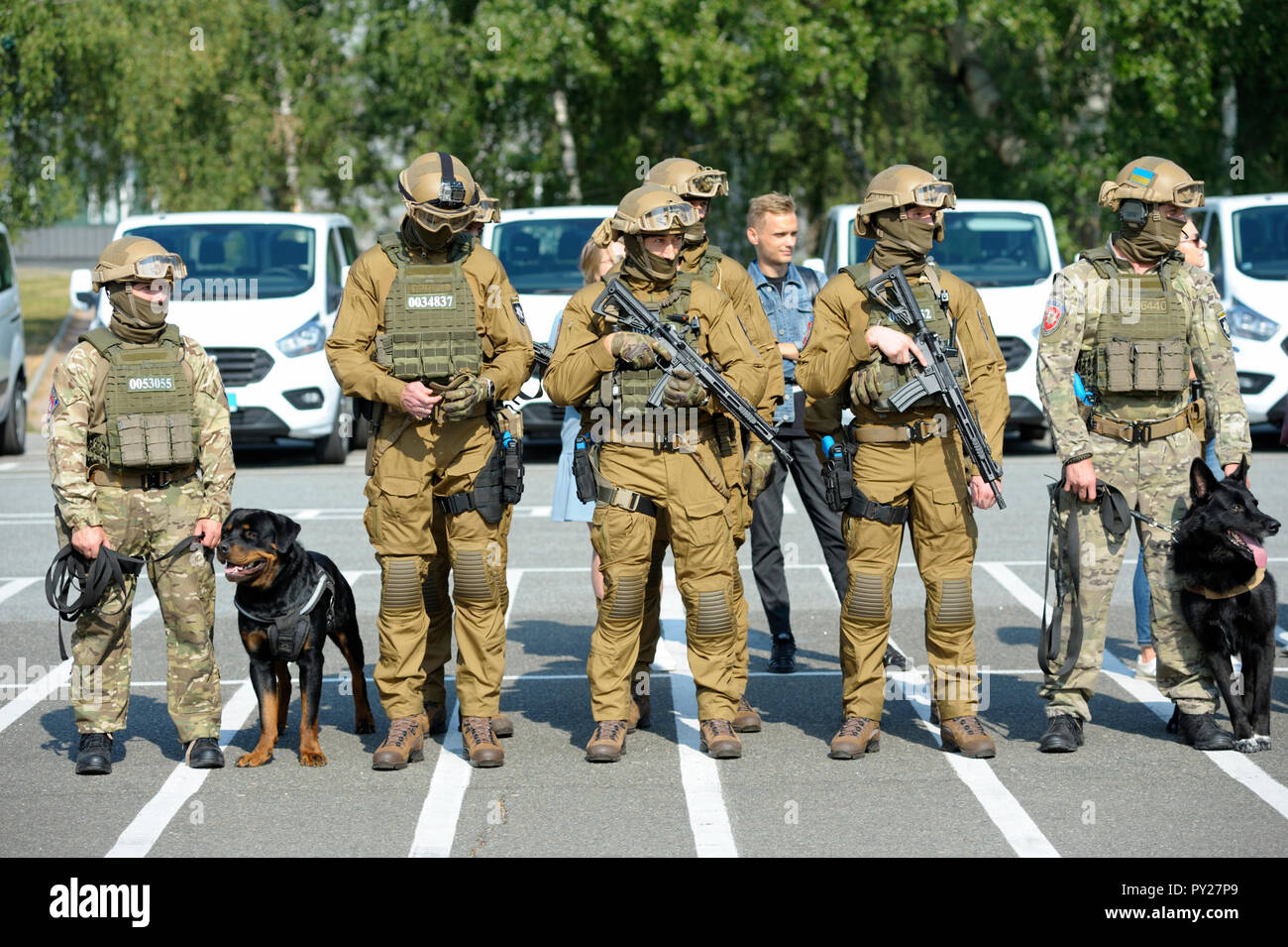 Soldati di KORD (polizia sciopero vigore, SWAT), Full Armor, in piedi in una linea su un terreno. Il 5 settembre 2018. A Kiev, Ucraina Foto Stock