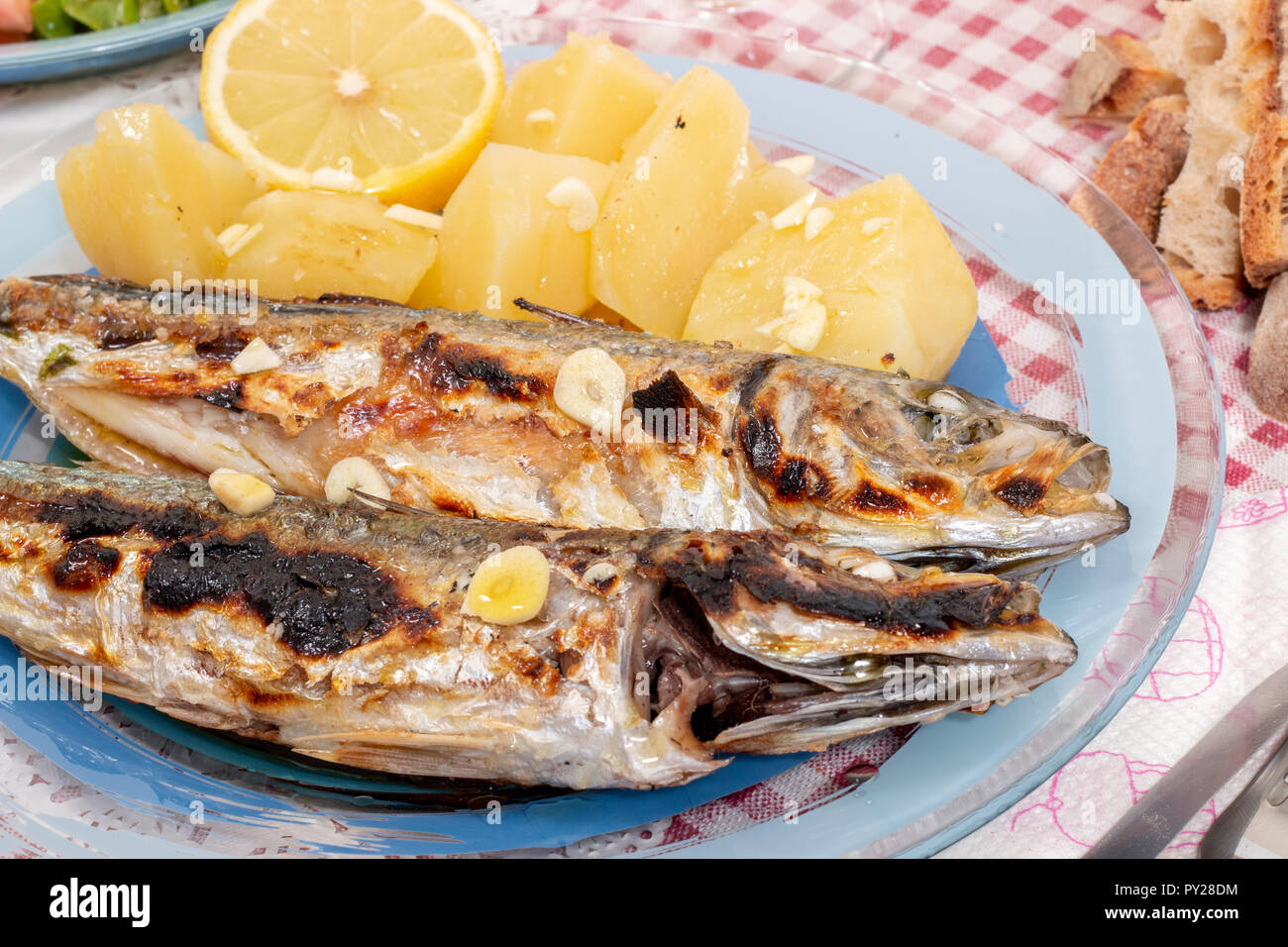 Atlantico grigliato sugarello pasto con patate. Foto Stock