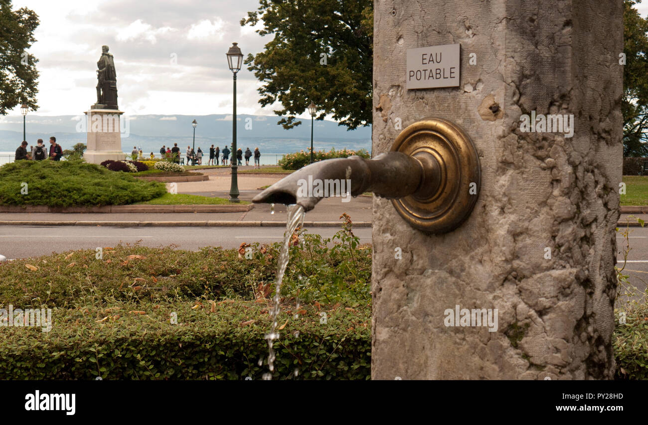 Bere fontana con la statua del generale Dessaix background a Thonon-les-Bains in Alta Savoia dipartimento di Francia sulle rive del Lago di Ginevra Foto Stock