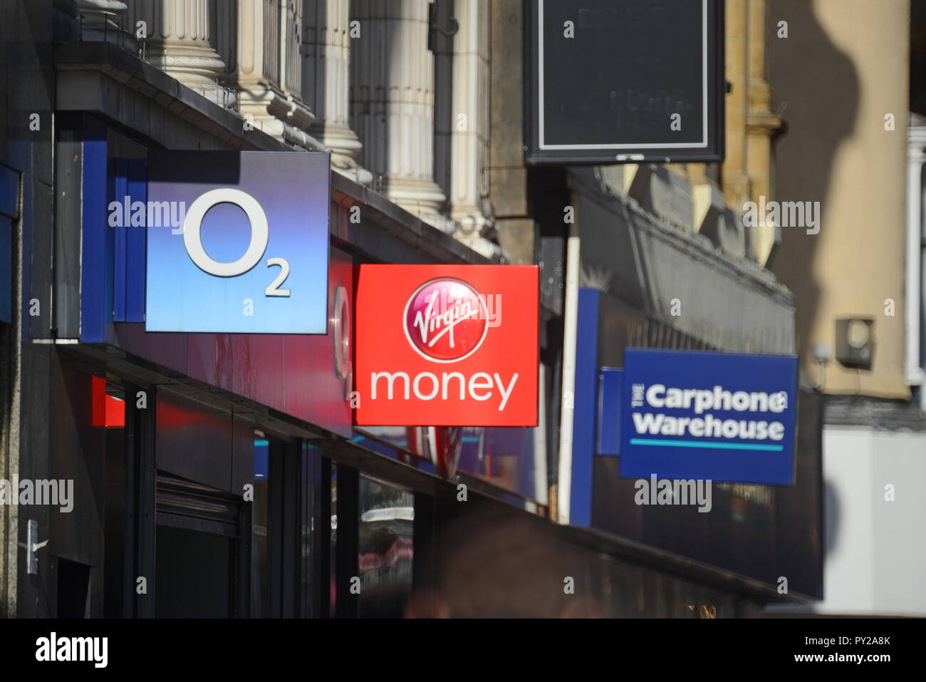 Negozio di fronte insegne pubblicitarie in Leeds City Centre Regno Unito Foto Stock