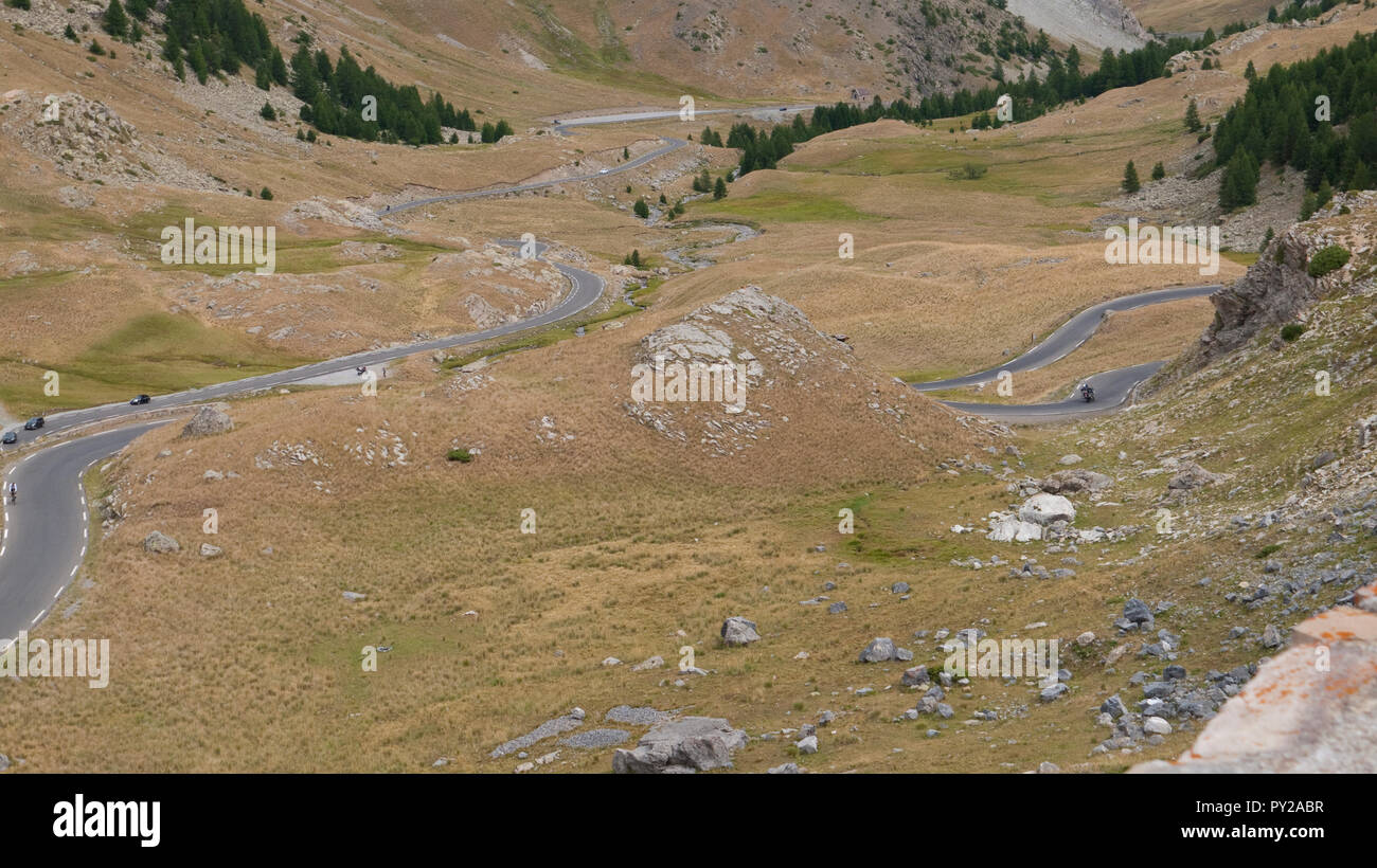 Le basse pendici del Col de la Bonnette, un favorito mountain pass stradale per i ciclisti e i motociclisti nelle Alpi francesi. Guardando a Nord verso Jausiers. Foto Stock