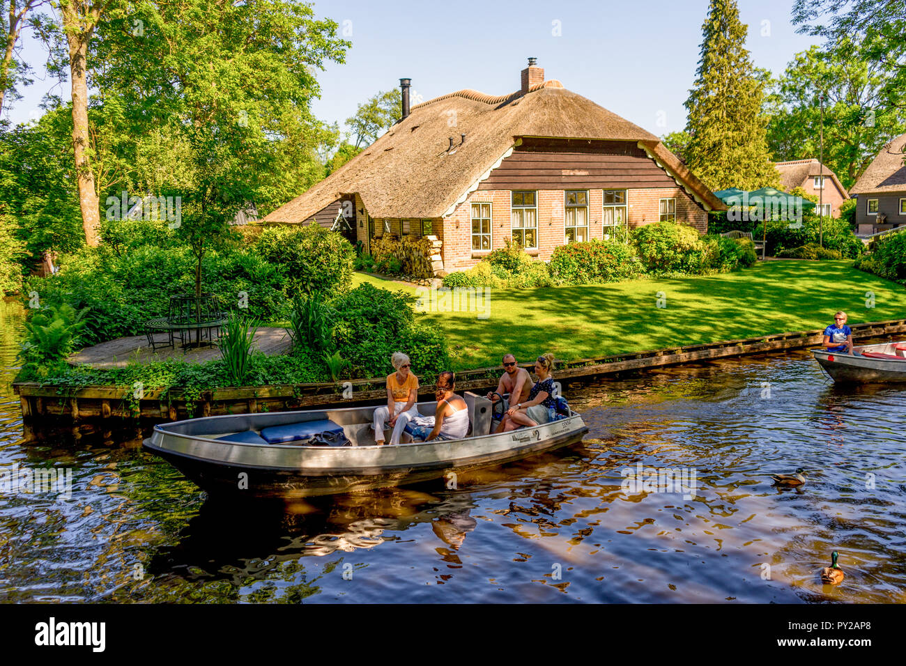 Giethoorn, Paesi Bassi - 26 Maggio: una barca turistica sul canale a Giethoorn il 26 maggio 2017. Giethoorn è la Venezia dei Paesi Bassi Foto Stock