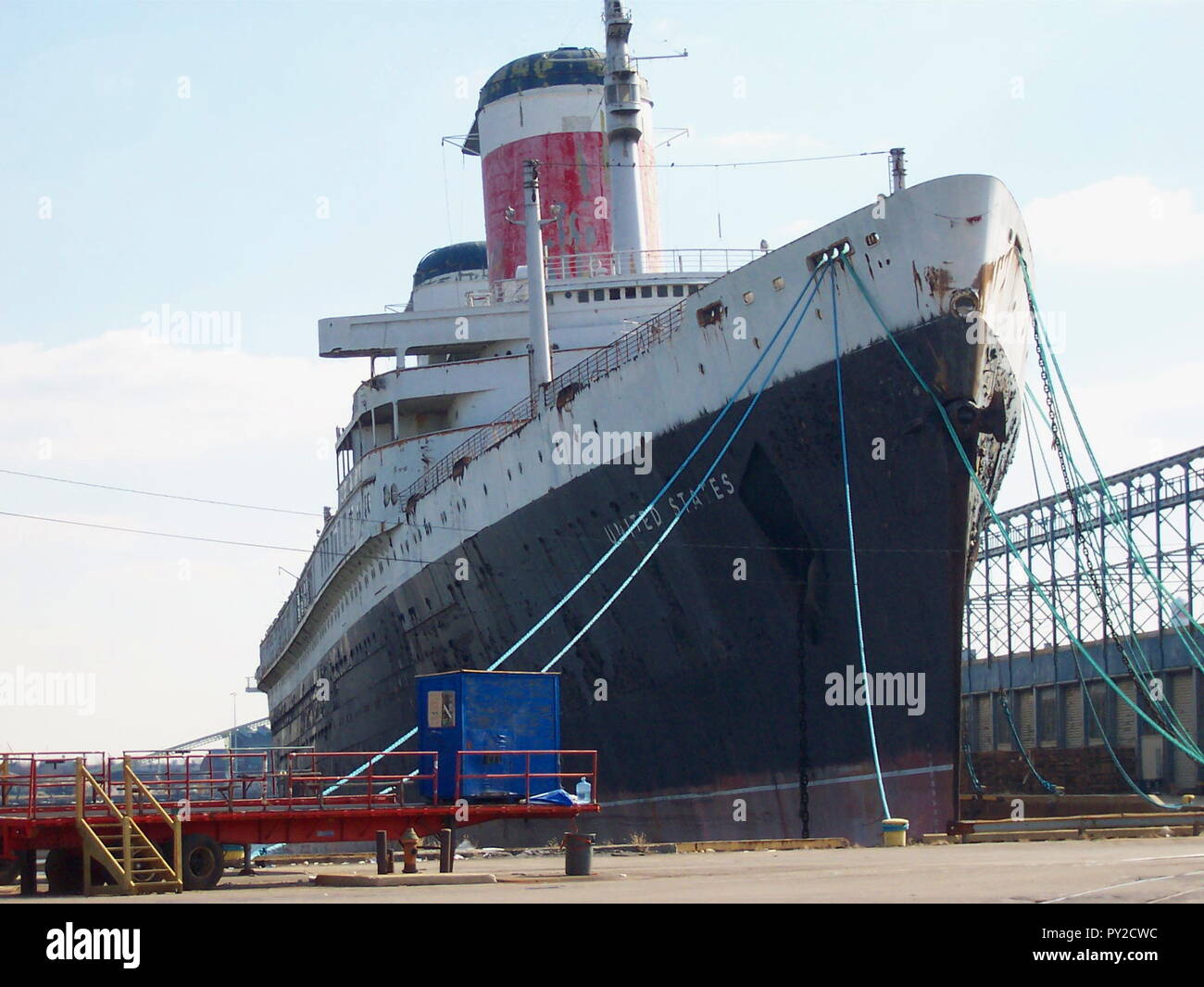 Quasi abbandonata SS Stati Uniti ocean liner legata a un dock di Philadelphia. Seduta per anni, il suo destino è sconosciuto. I piani sono circa di centratura in fase di ricostruzione o di trasformarlo in un hotel. La nave è il titolare della Blue Riband, per la traversata dell'Atlantico in un record di poco più di quattro giorni. Ella è di 990 piedi di lunghezza e 102 metri di larghezza. Il suo diciassettesimo e ultimo viaggio transatlantico è stato anche il suo 400th. Ella è di 100 piedi più lungo del Titanic. Un fondo è stabilito anche per salvare questo Levriero dei mari. Foto Stock