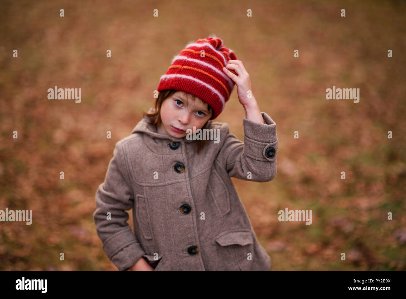 Ritratto di una ragazza in piedi di boschi con la sua mano sulla testa, Stati Uniti Foto Stock