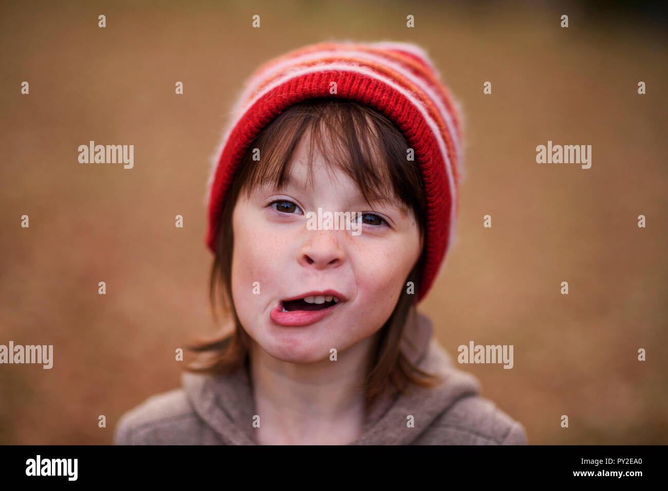 Ritratto di una ragazza in un cappellino tirando funny faces Foto Stock