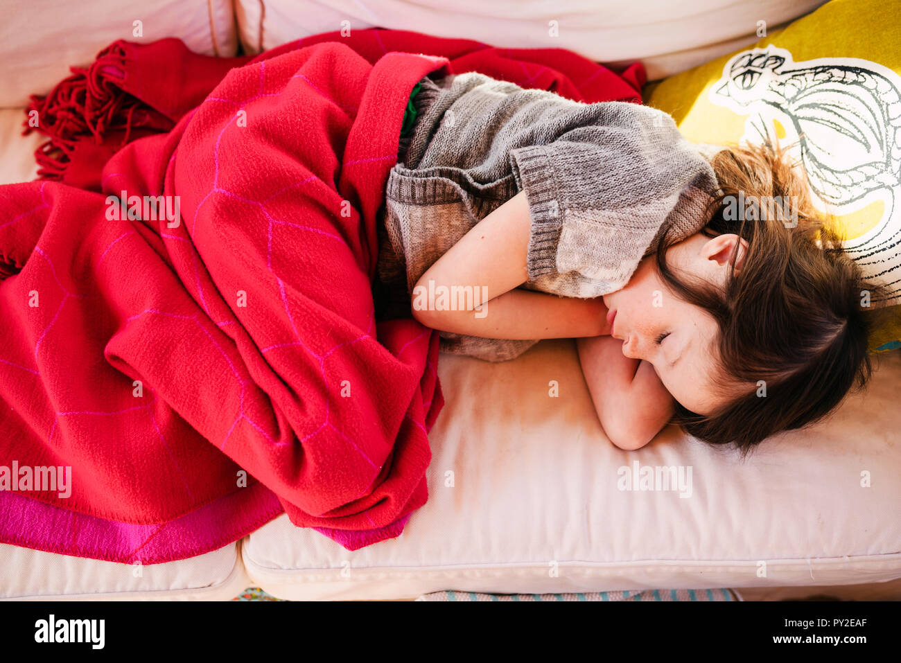 Ragazza di dormire su un divano Foto Stock