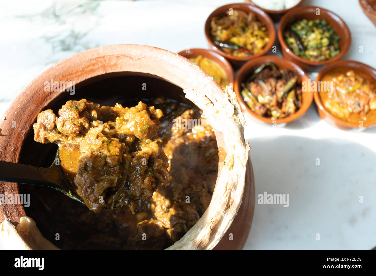 Ahuna curry di montone, un popolare indiano piatto a base di carne dal Bihar,cotta in un coccio pentola di creta su un calore lento,un metodo chiamato dum per la cottura Foto Stock