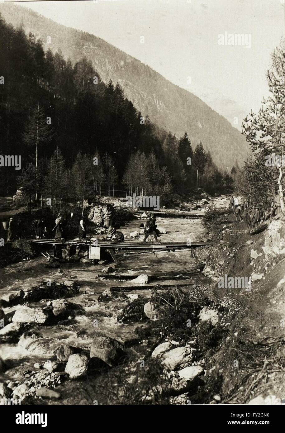 Calalzo, Italienische Einwohner kehren in ihre Wohnungen zurück. Foto Stock