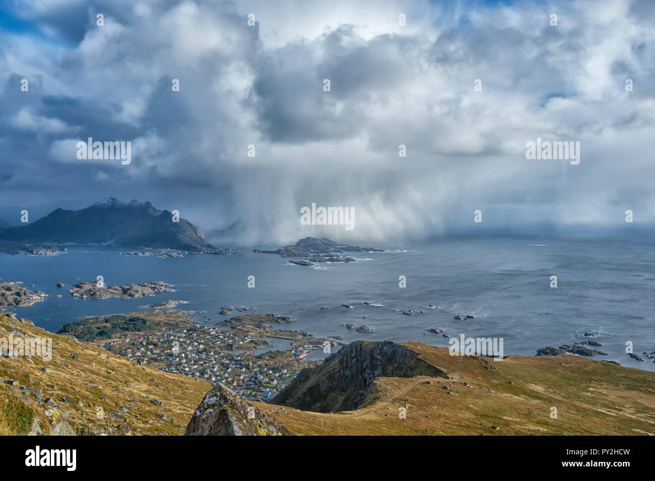 Paesaggio rurale vista da Mt Nonstinden, Ballstad, Lofoten, Nordland, Norvegia Foto Stock