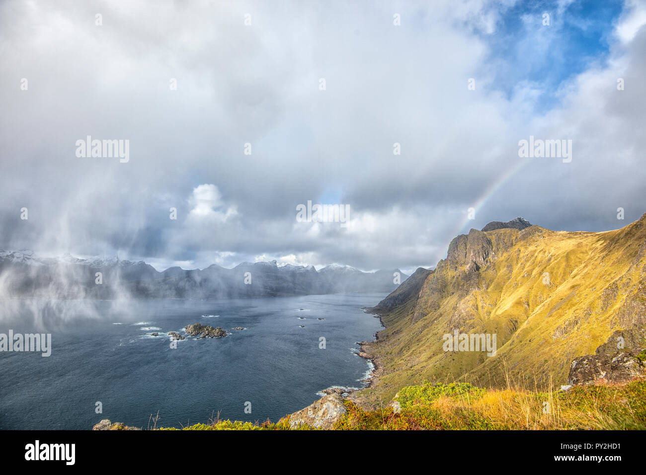 Rainbow fading attraverso nuvole di tempesta, Lofoten, Nordland, Norvegia Foto Stock