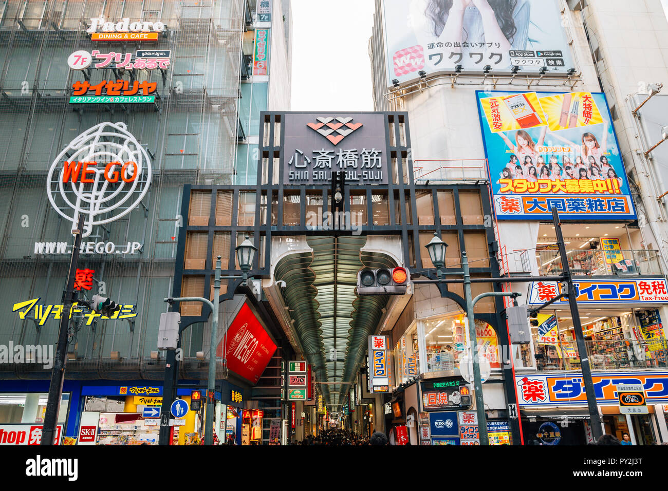 Osaka, Giappone - 1 Ottobre 2018 : Shinsaibashi Dotonbori shopping arcade, molti farmacia e negozio Foto Stock