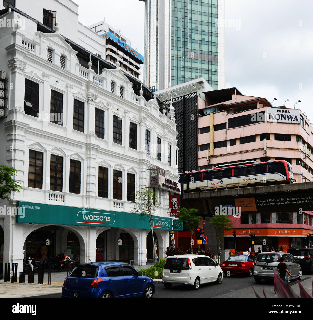 KL centro città - vecchi edifici con un moderno grattacielo in background e la LRT monorotaia. Foto Stock