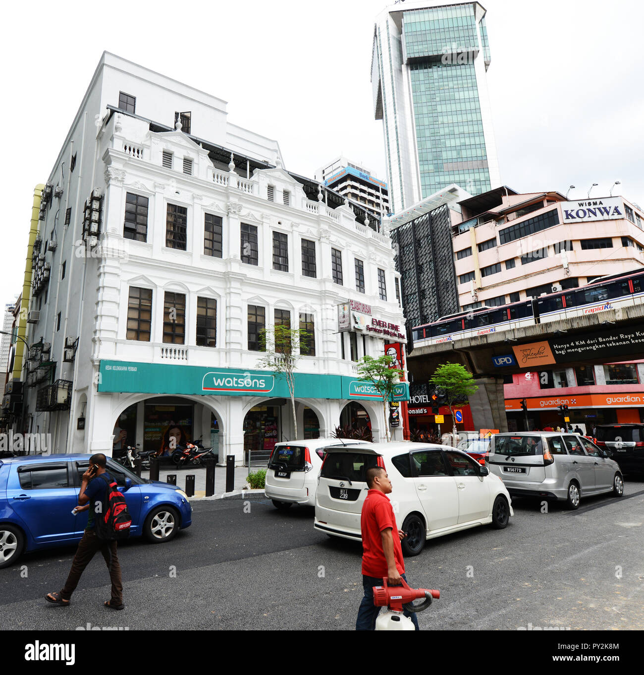 KL centro città - vecchi edifici con un moderno grattacielo in background e la LRT monorotaia. Foto Stock