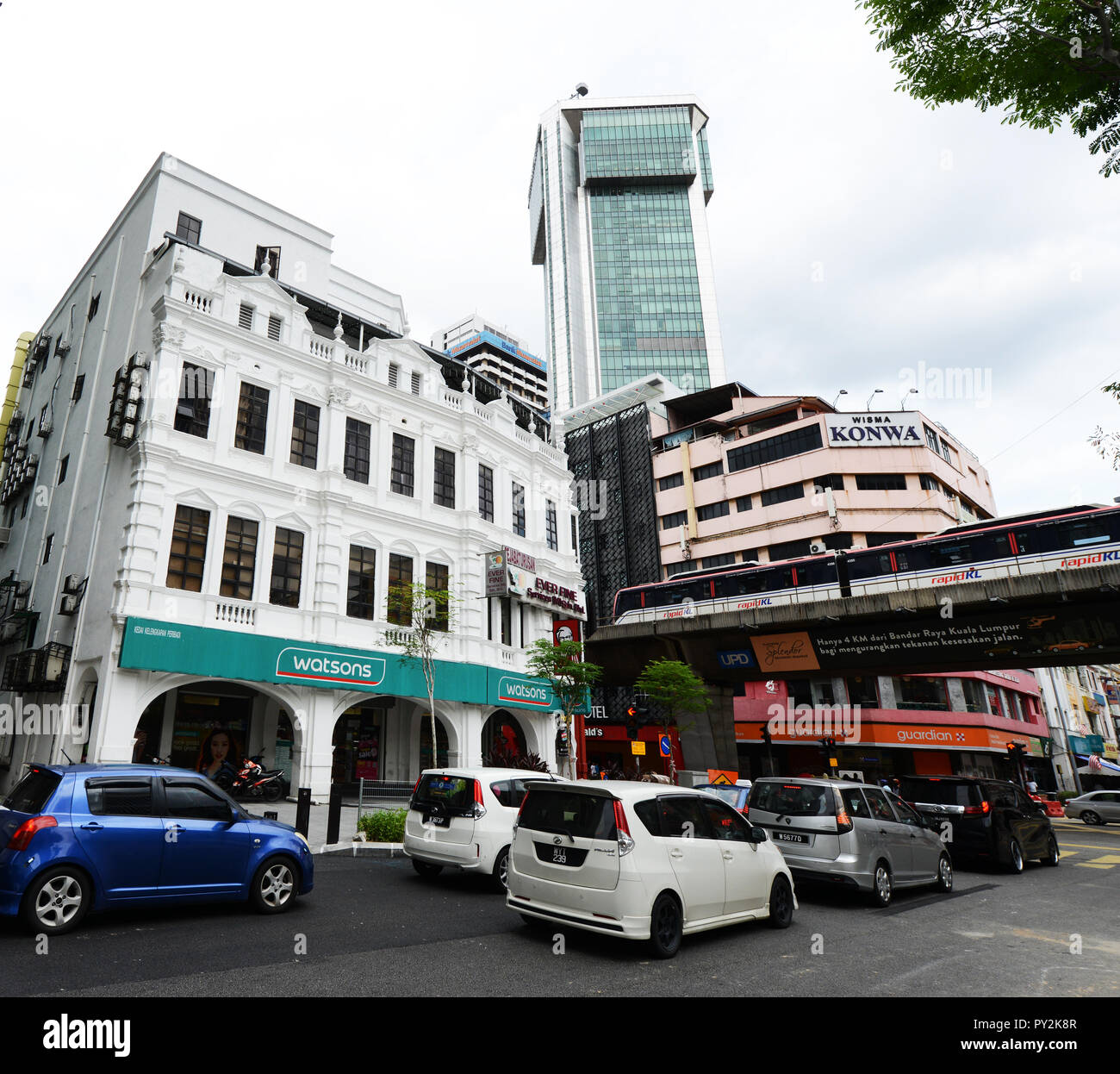 KL centro città - vecchi edifici con un moderno grattacielo in background e la LRT monorotaia. Foto Stock