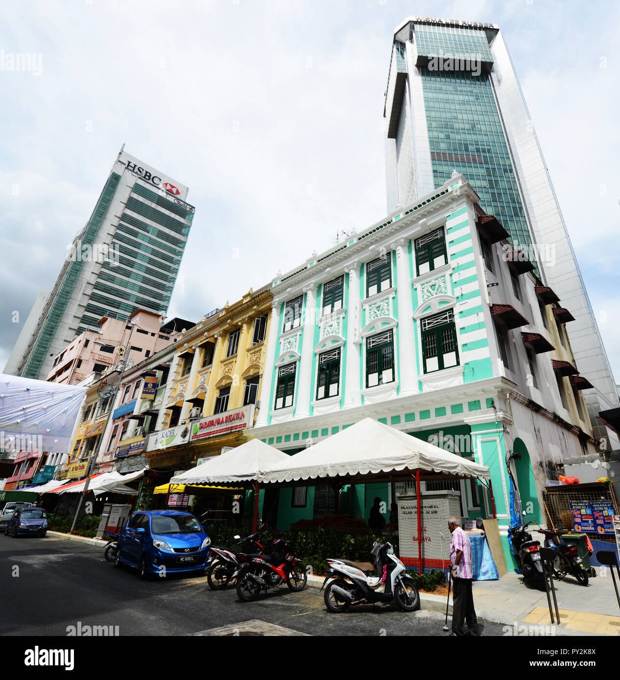 Bella vecchi edifici coloniali su Leboh Ampang street con un moderno grattacielo in background. Foto Stock