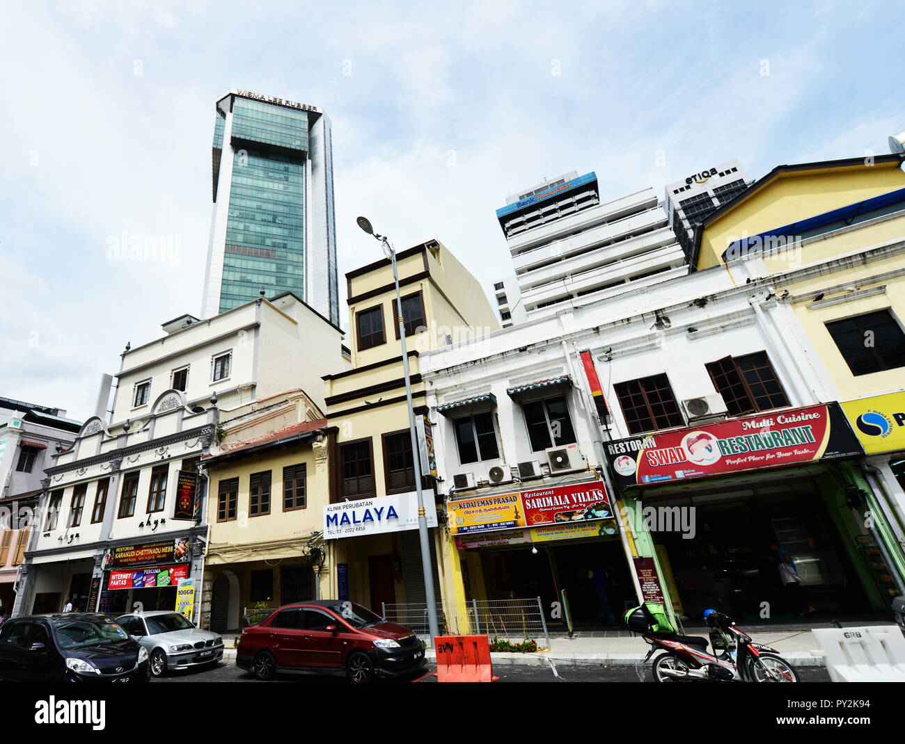 Bella vecchi edifici coloniali su Leboh Ampang street con un moderno grattacielo in background. Foto Stock