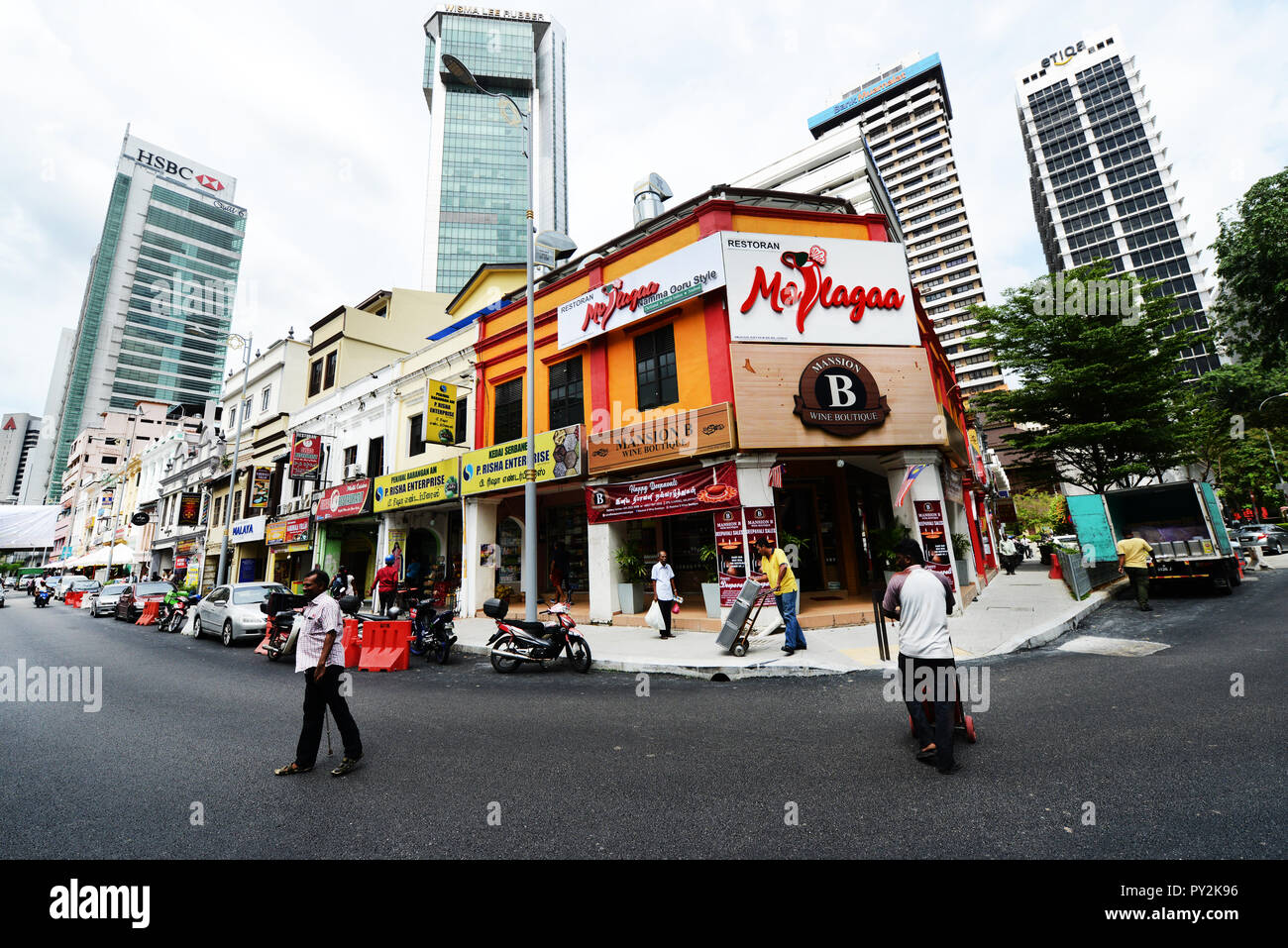 Bella vecchi edifici coloniali su Leboh Ampang street con un moderno grattacielo in background. Foto Stock
