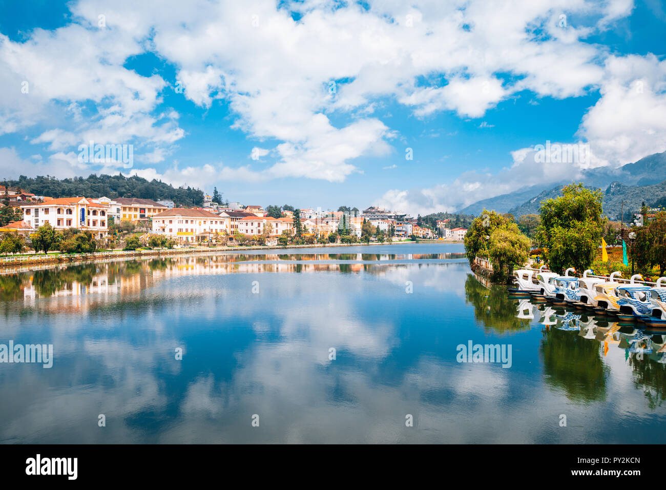 Sapa lago e la città di Sapa, Vietnam Foto Stock