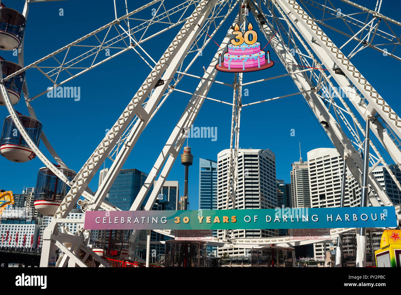 07.05.2018, Sydney, Nuovo Galles del Sud, Australia - una vista di Sydney il paesaggio come si vede attraverso una grande ruota a Darling Harbour. Foto Stock
