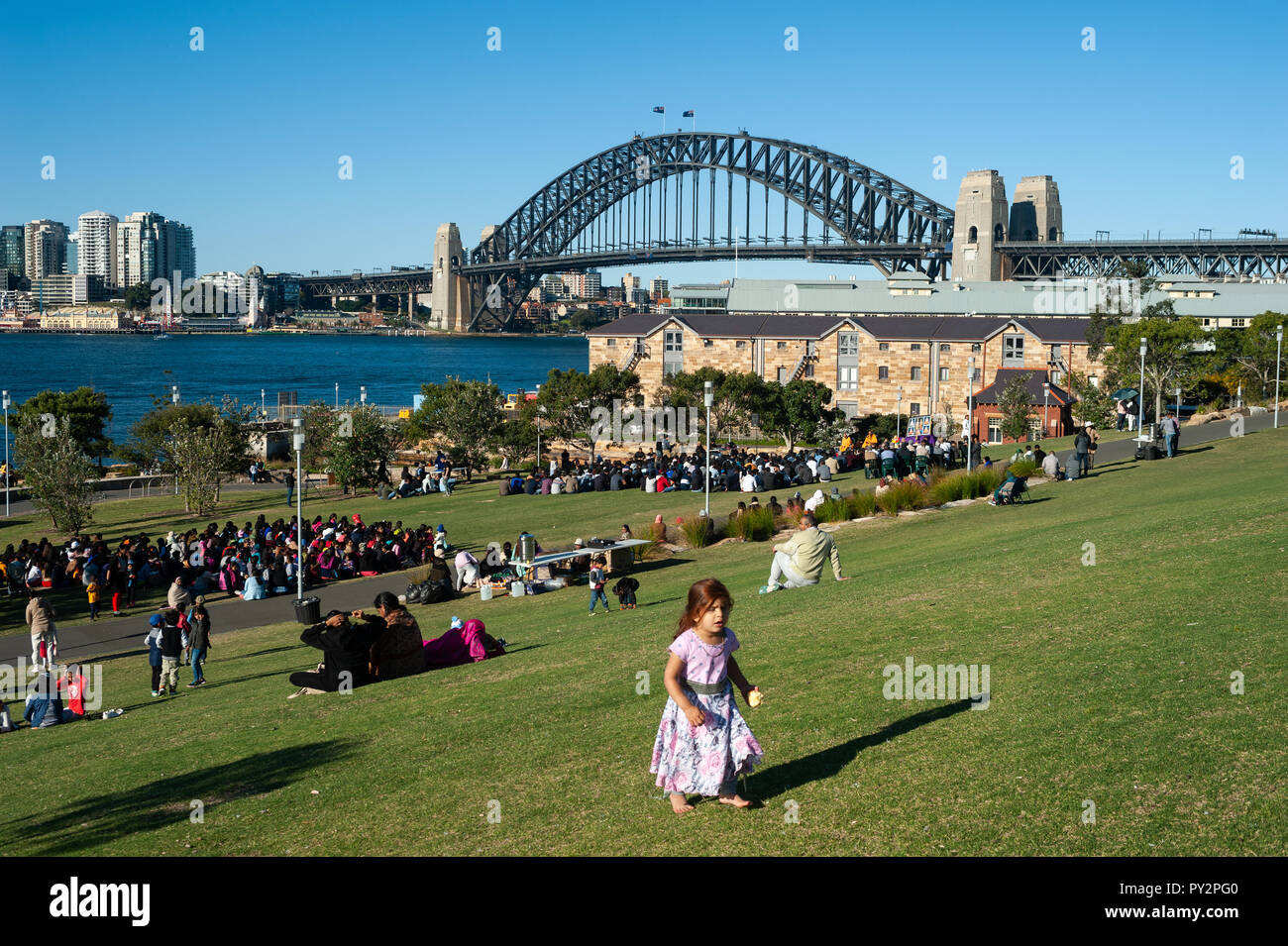 16.09.2018, Sydney, Nuovo Galles del Sud, Australia - Le persone godono di un weekend di sole a Barangaroo il promontorio di parco con una vista del Ponte del Porto di Sydney. Foto Stock