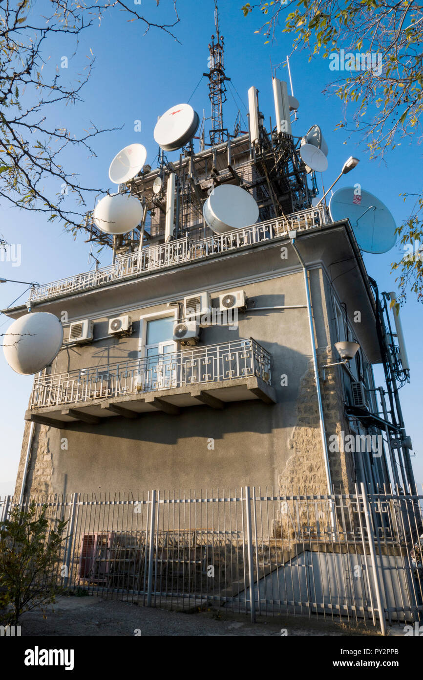 La radio e la televisione torre del trasmettitore sul vertice di Sahat tepe (Danov hill) in Plovdiv, Bulagaria Foto Stock