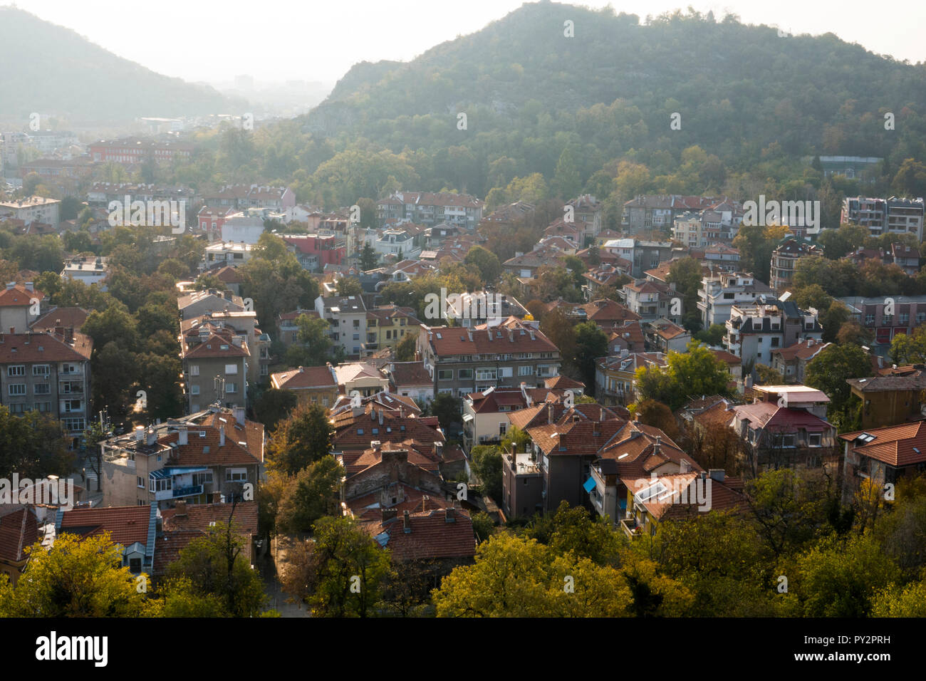 Angolo alto vista panoramica della zona residenziale e alberi d'autunno in Plovdiv, Bulgaria Foto Stock