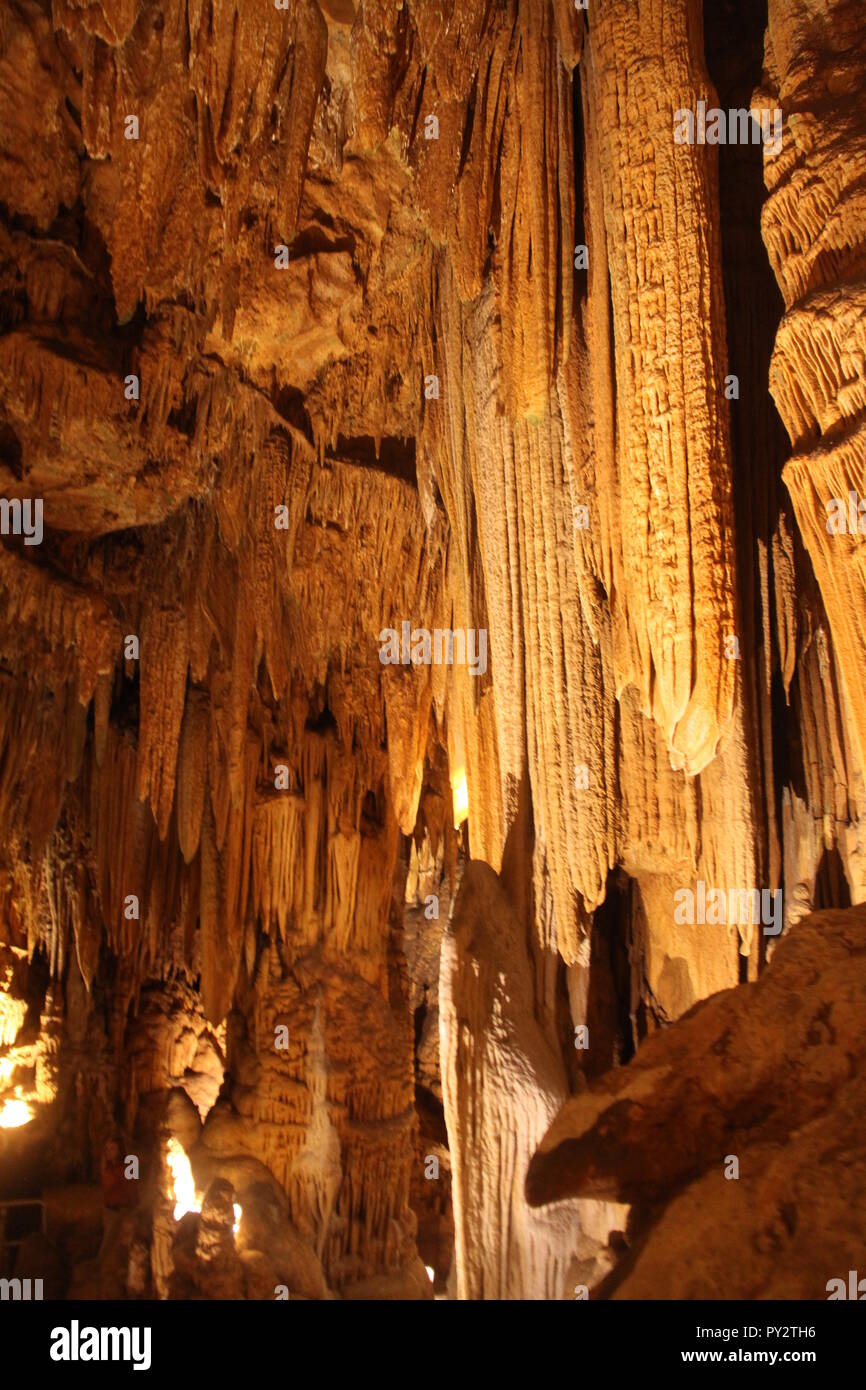 Saracent della tenda flowstone panneggi, formazione di roccia a Luray Caverns, VA Foto Stock