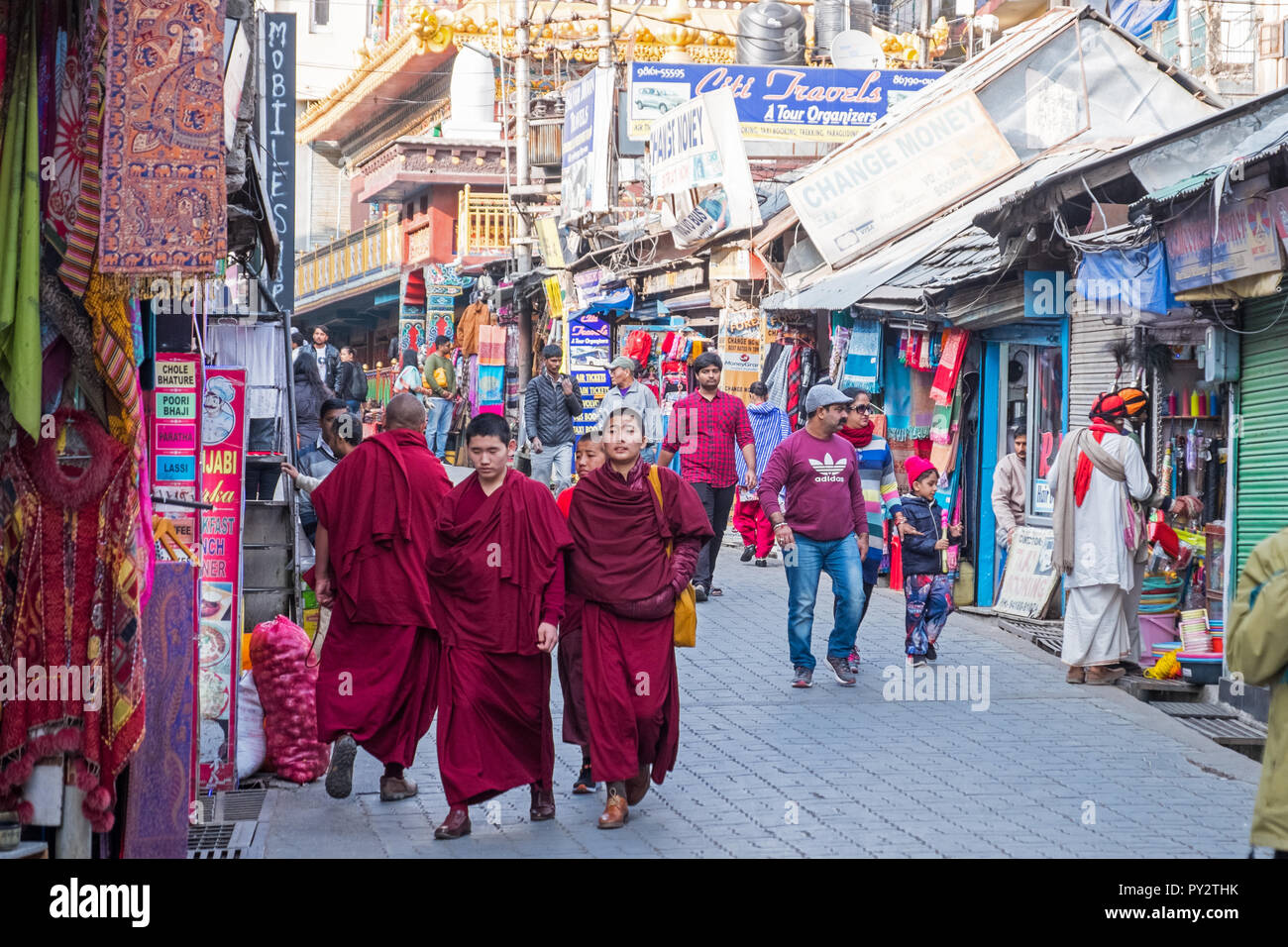 Monaci Tibetani sulla strada principale di Dharamshala, India Foto Stock