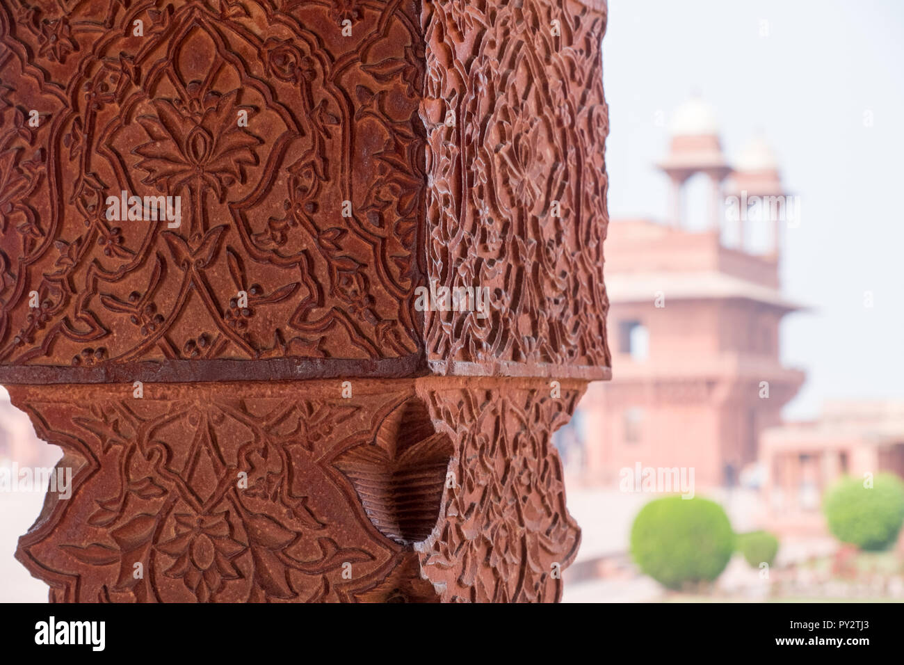 Pietra scolpita pilastro al Fatehpur Sikri, abbandonata città Mughal , India Foto Stock