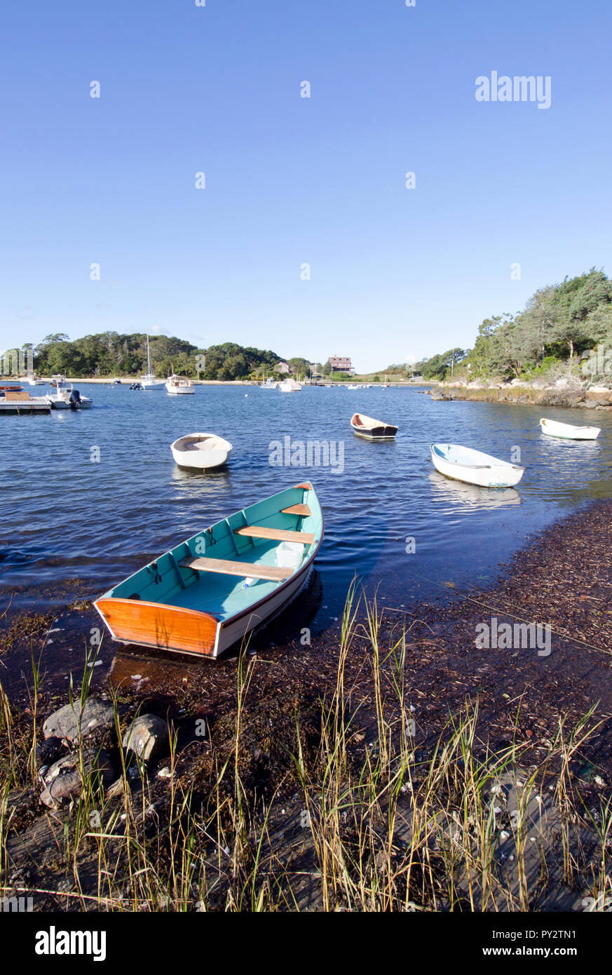 Quiissett porto di Falmouth, Cape Cod, Massachusetts, STATI UNITI D'AMERICA con barche su posti barca su un luminoso e soleggiato, cielo blu mattina Foto Stock