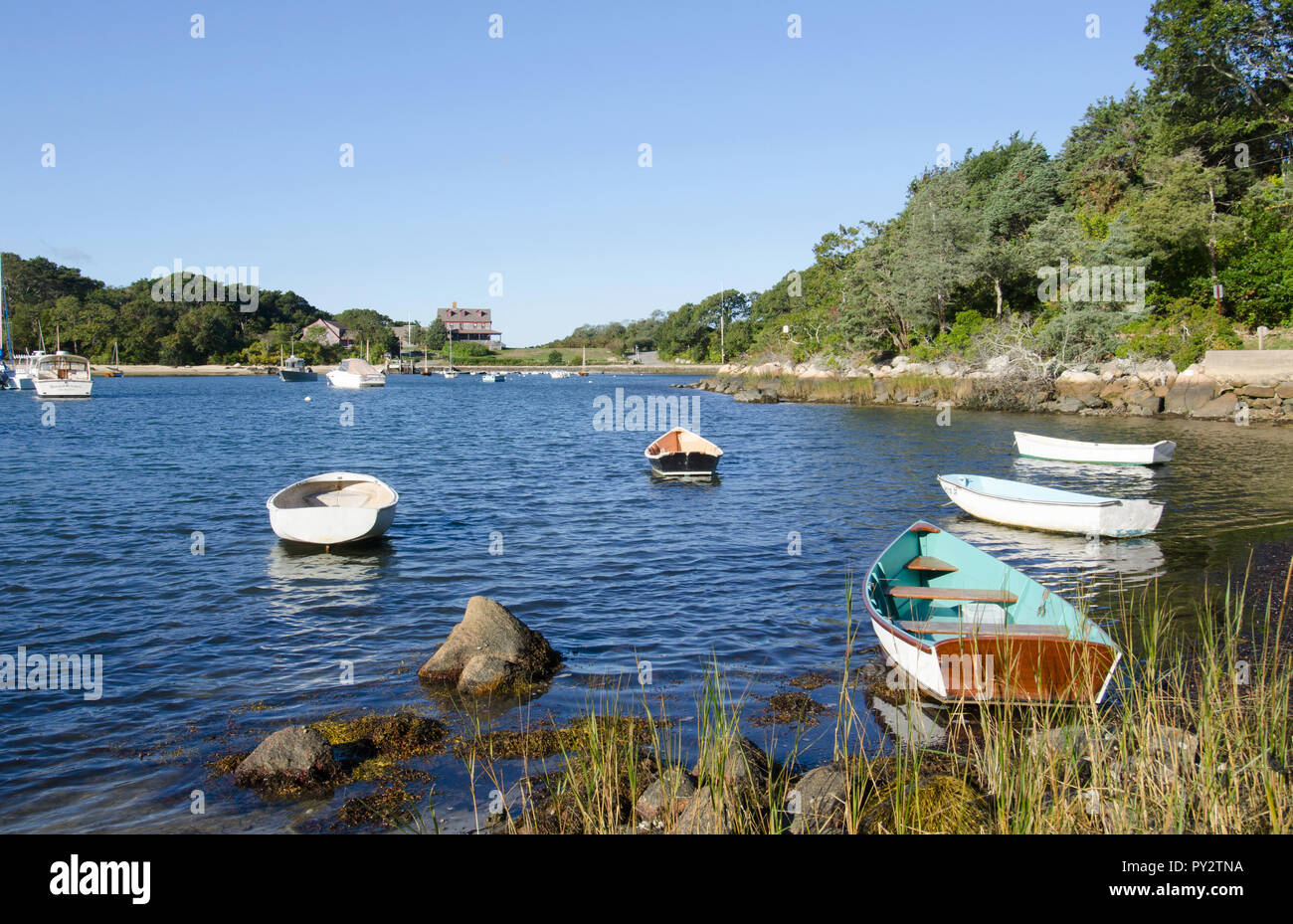 Quissett porto di Falmouth, Cape Cod, Massachusetts, STATI UNITI D'AMERICA con barche su posti barca su un luminoso e soleggiato, cielo blu mattina Foto Stock