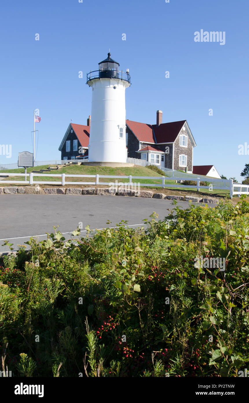 Nobska luce in Falmouth, Cape Cod, Massachusetts, STATI UNITI D'AMERICA su un luminoso e soleggiato, cielo blu mattina Foto Stock