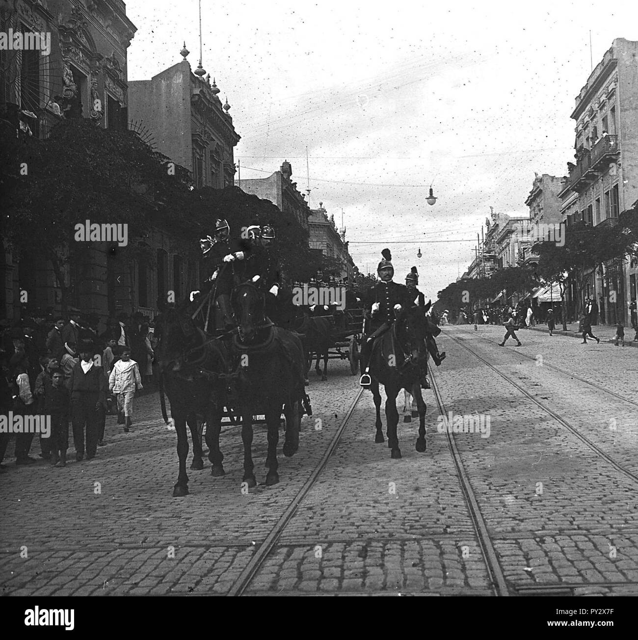C04F036. Desfile militar en 18 de Julio. Foto Stock