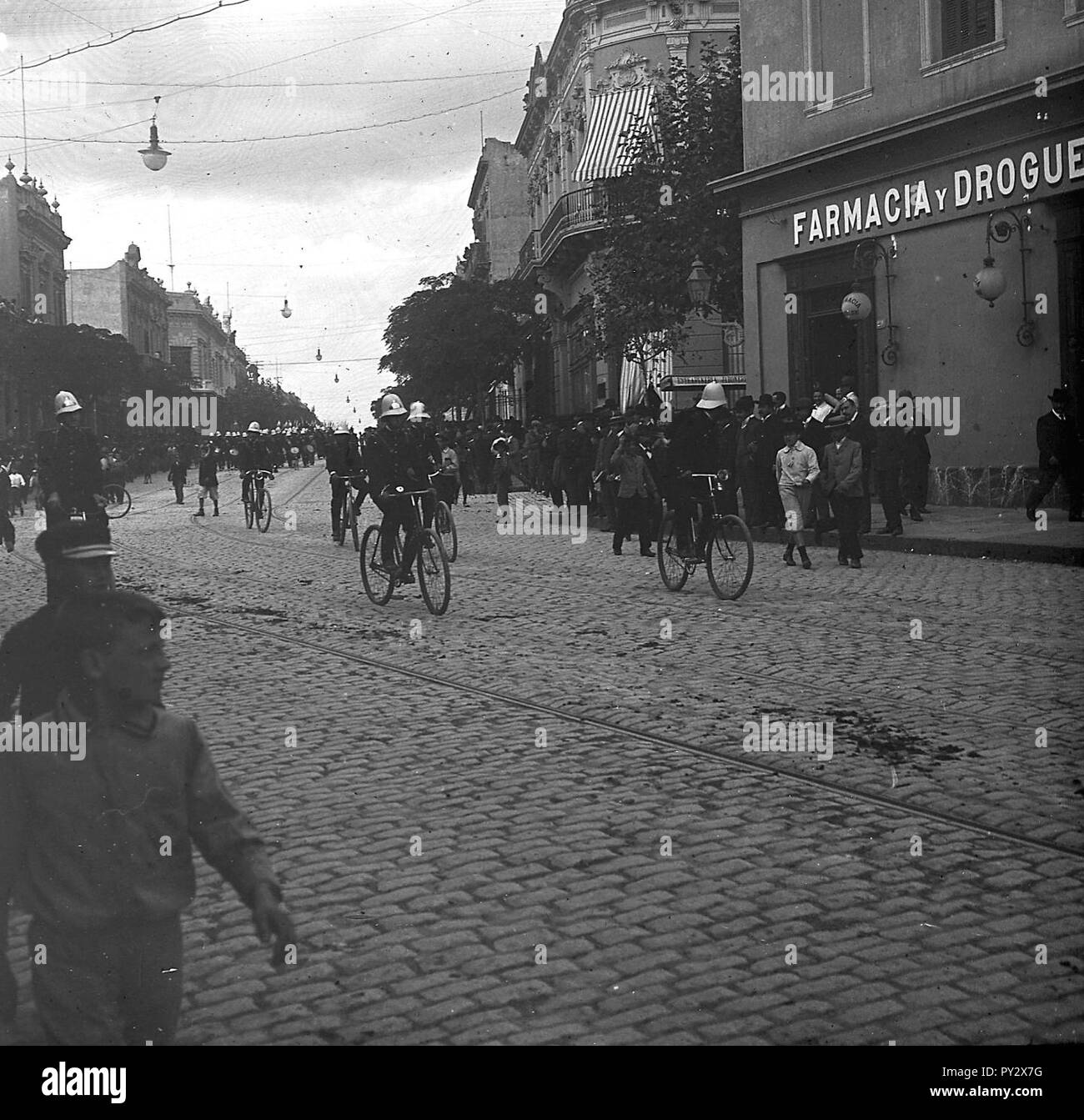 C04F037. Desfile militar en 18 de Julio. Foto Stock