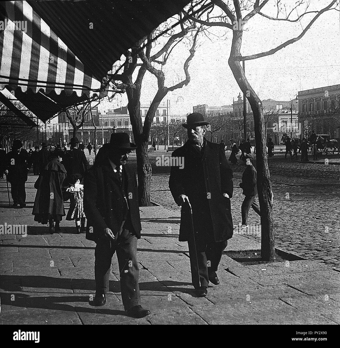 C06F060. Caballeros paseando por 18 y los Andes. Foto Stock