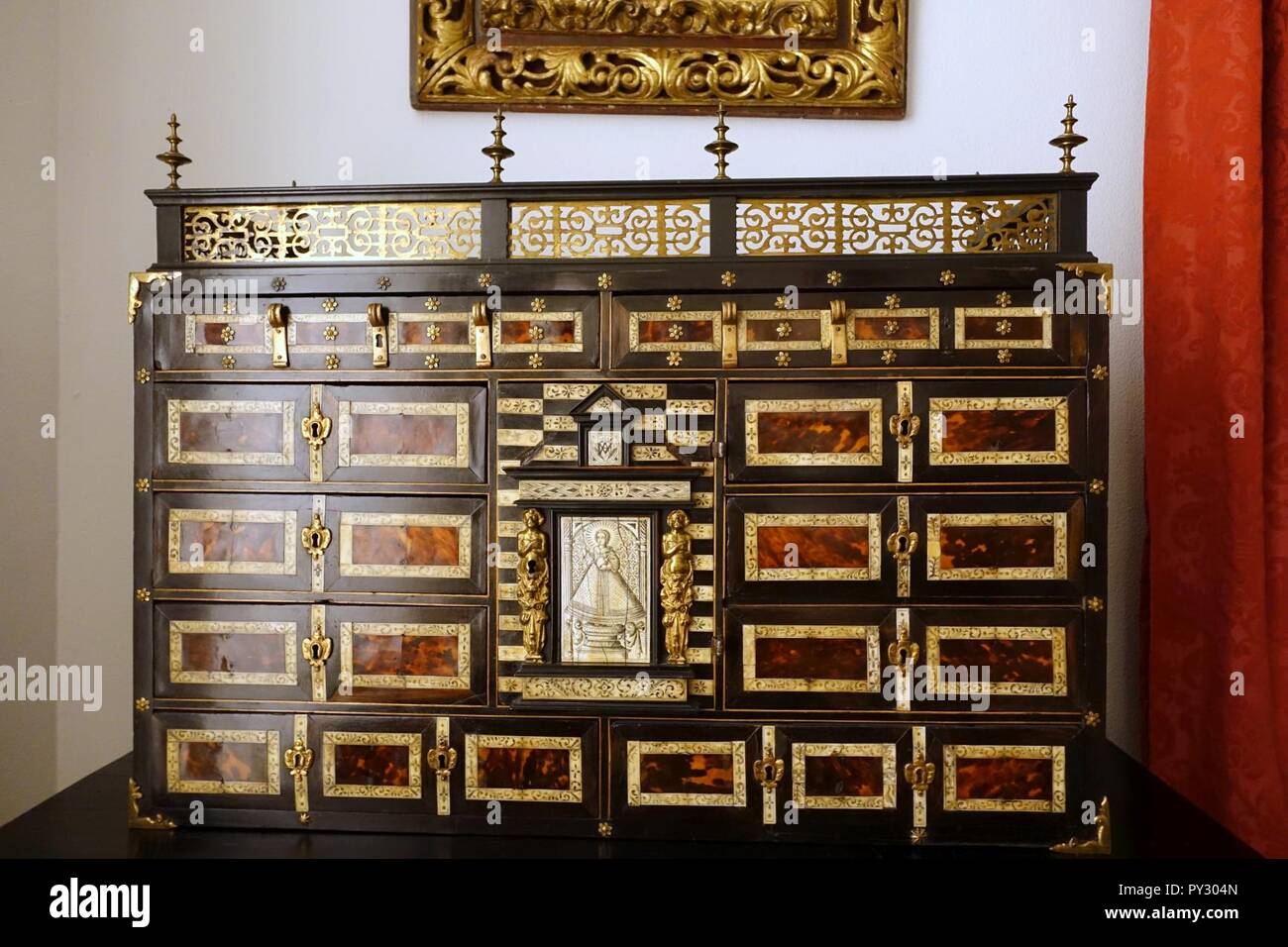 Armadio con immagine di Nino del Remedio, vista 1, Castiglia, 1650-1700 AD, legno ebonised, shell, osso, bronzo Foto Stock