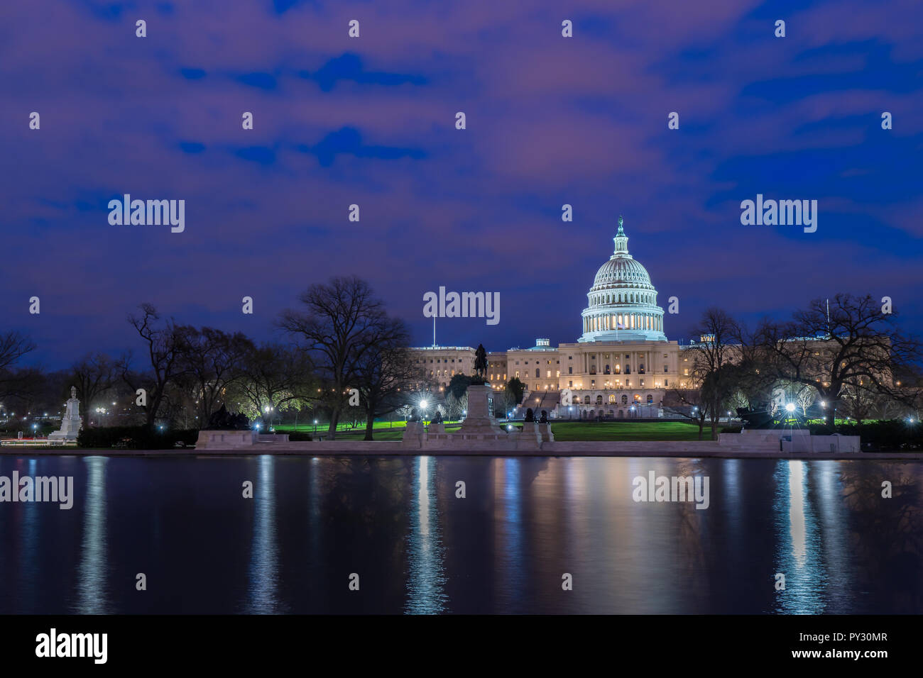 Campidoglio degli Stati Uniti con la riflessione di notte, Washington DC, Stati Uniti d'America Foto Stock