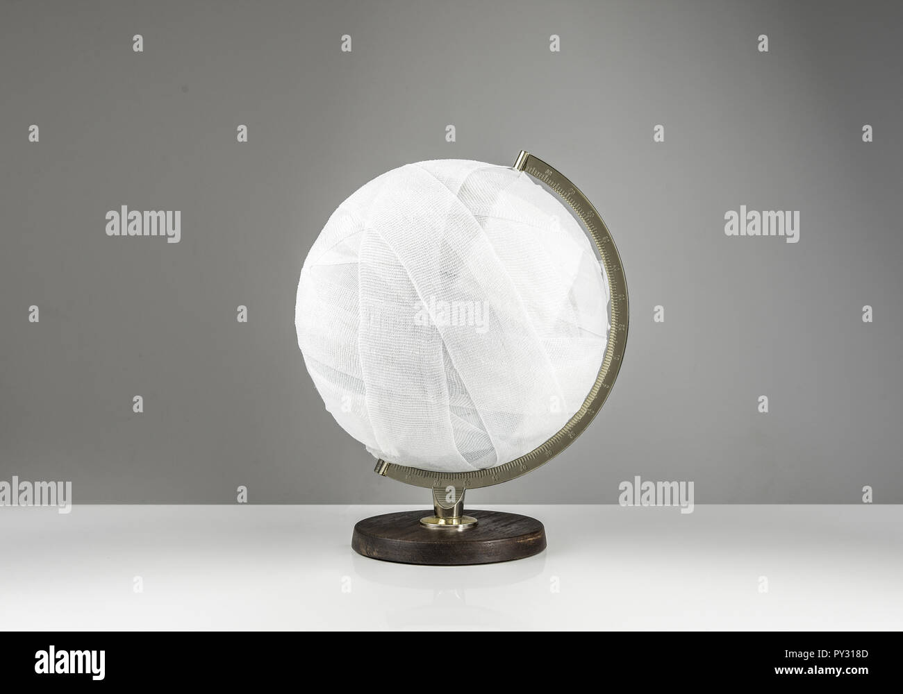 Globus mit Verband, Symbolbild Foto Stock
