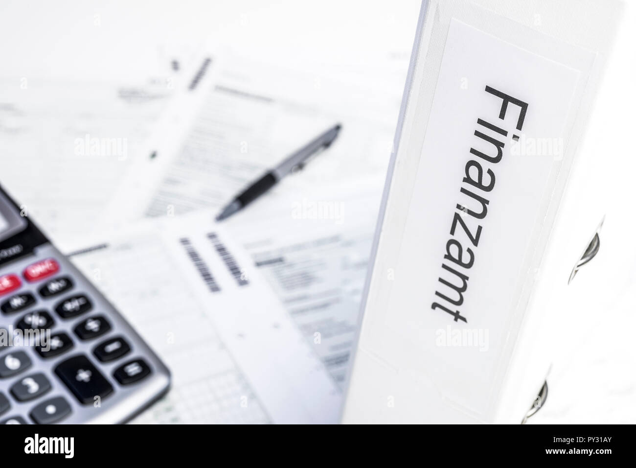 Steuerunterlagen mit Taschenrechner Foto Stock