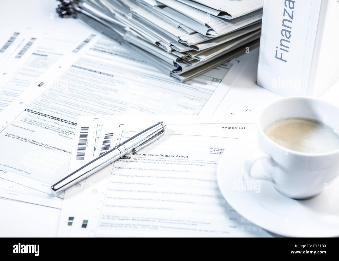 Steuerunterlagen mit Kugelschreiber und Kaffeetasse Foto Stock