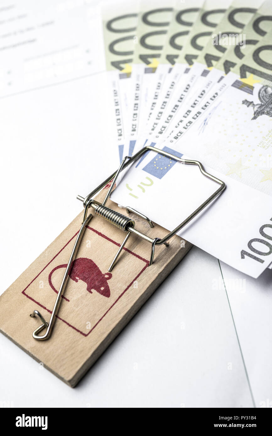 Mausefalle mit 100 Euro Scheinen, Steuerunterlagen Foto Stock